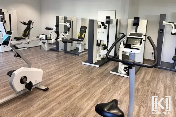 Ergotherapie-Kinder Eine Person in Blau erhält von einer anderen im Therapiezentrum Reform eine vorsichtige Nackendehnung.
